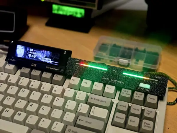 キーボード上部に設置したレベルインジケーター Type-I