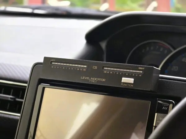 車内のナビゲーション上部に設置した消灯状態のType-I